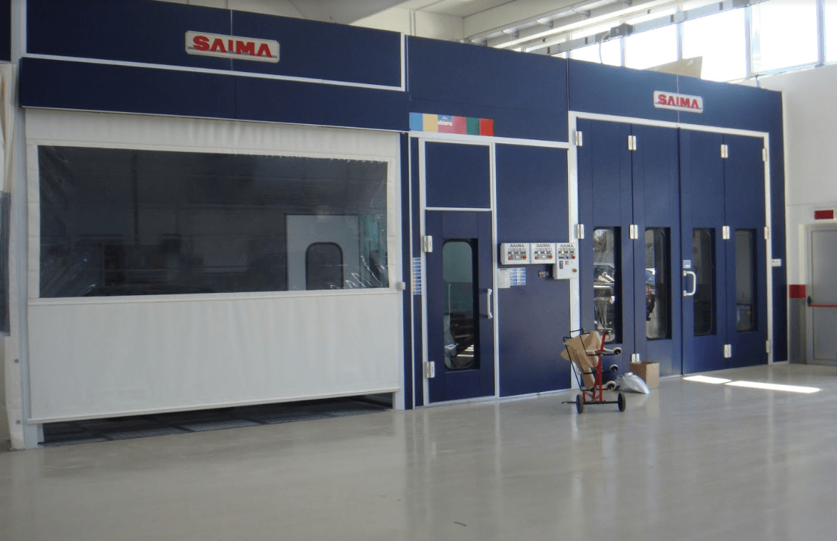 Cabina di verniciatura blu con attrezzature industriali.