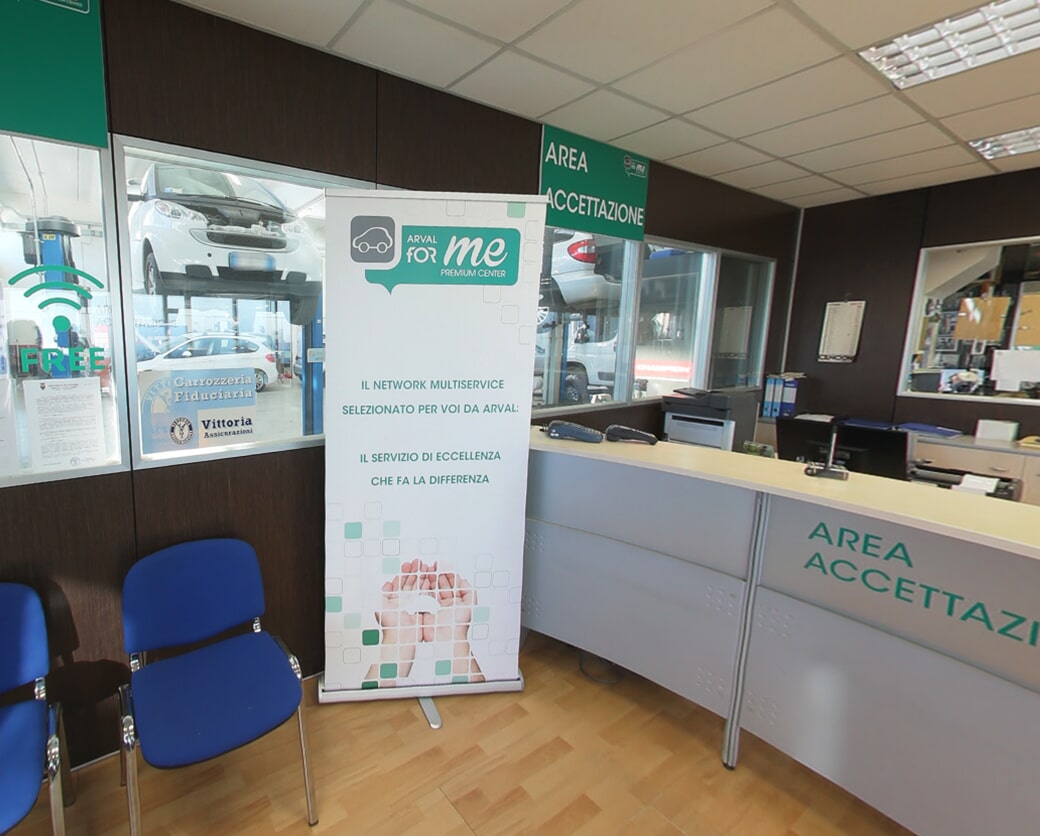 Area accettazione con poster e sedie blu.