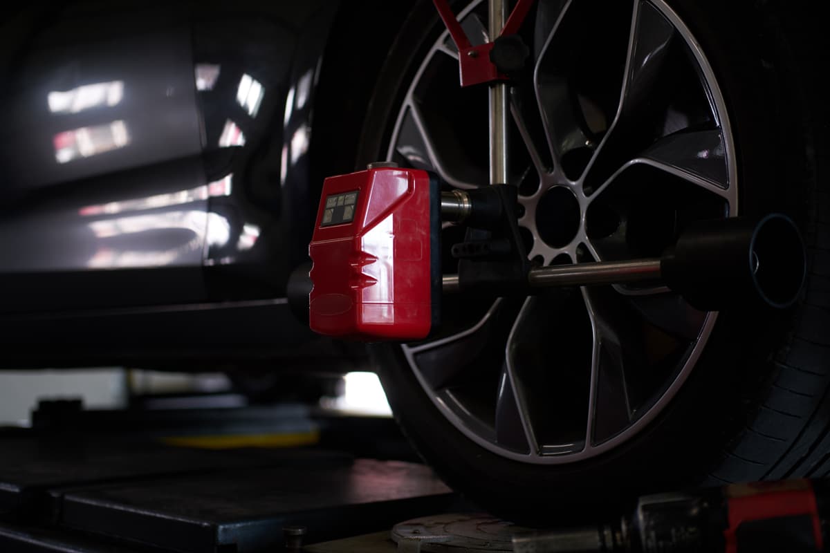 Ruota di un'auto con dispositivo di allineamento rosso.